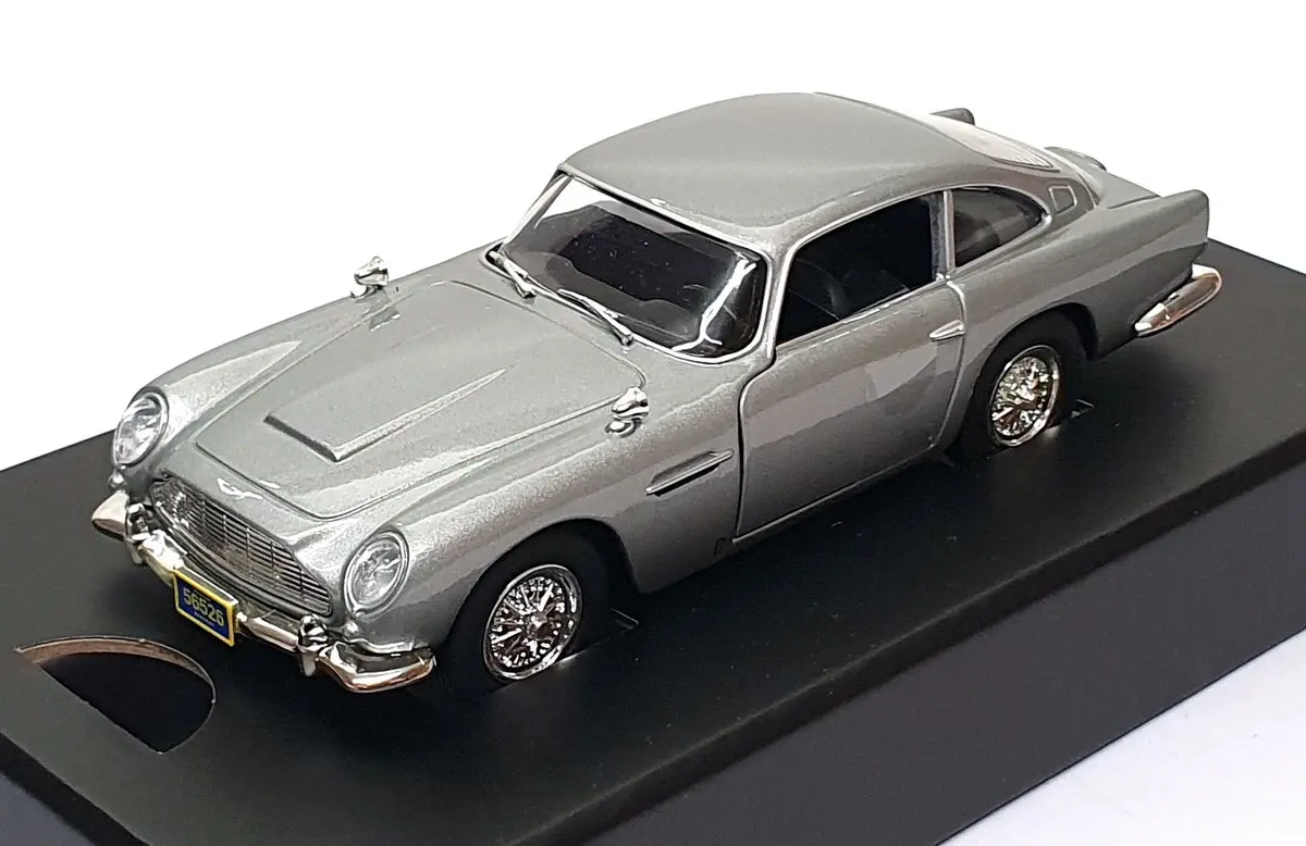 Corgi 1/36 Scale Cc04313 - Aston Martin Db5 Bond 007 Casino Royale - Silver 1