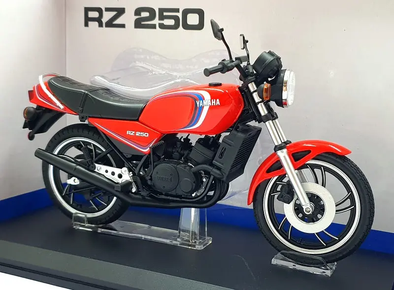 Aoshima 1/12 Scale 110430-3700 - Yamaha Rz 250 Motorcycle - Red 1