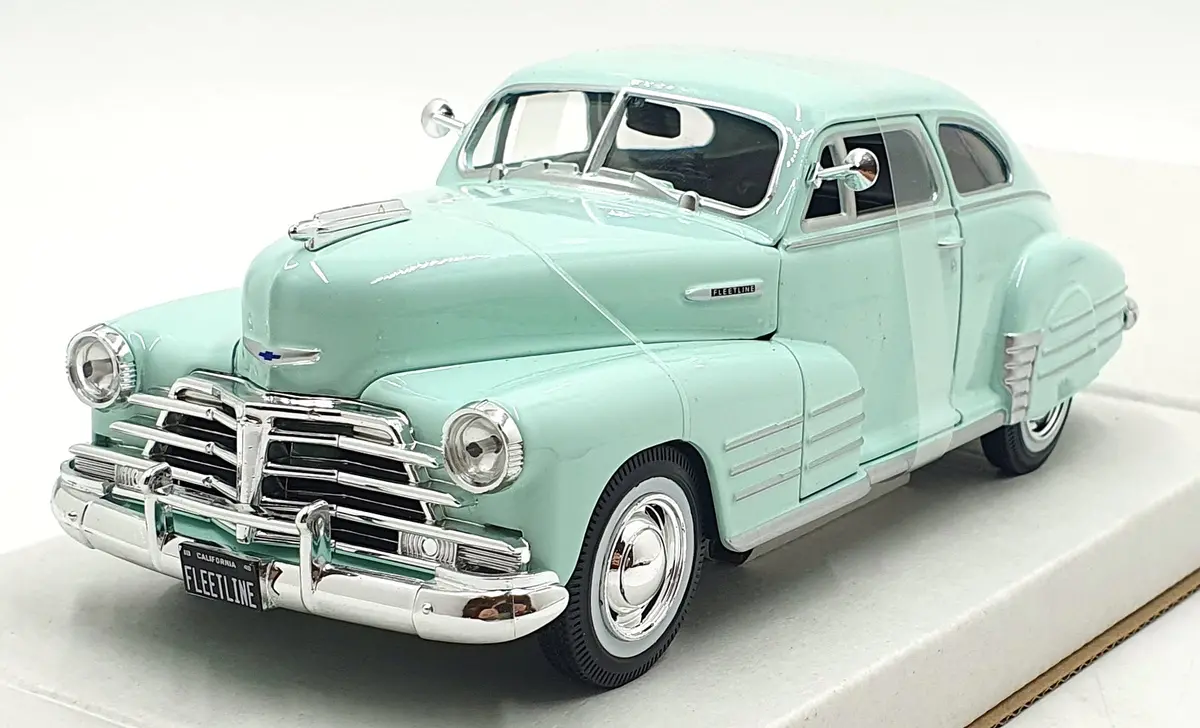 Maisto 1/25 Scale Diecast 32921 - 1948 Chevrolet Fleetline Aerosedan Mint Green 1