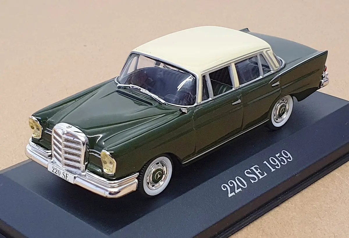 Altaya 1/43 Scale At5498 - 1959 Mercedes Benz 220 Se - Green/Cream 1