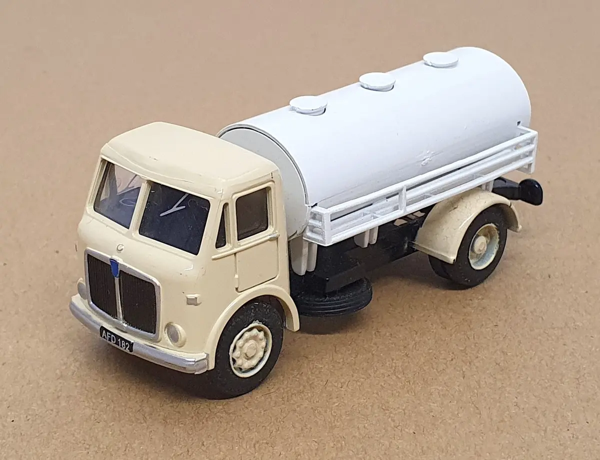 Base Toys 1/76 Scale Amt-01 - Aec Mercury Tanker Truck - Cream/White 1