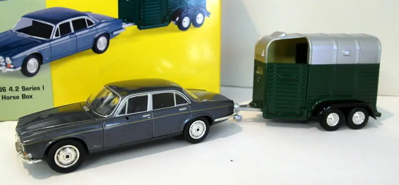 Vanguards 1/43 Va08602 Jaguar Xj6 4.2 S1 + Towing Horse Box 1