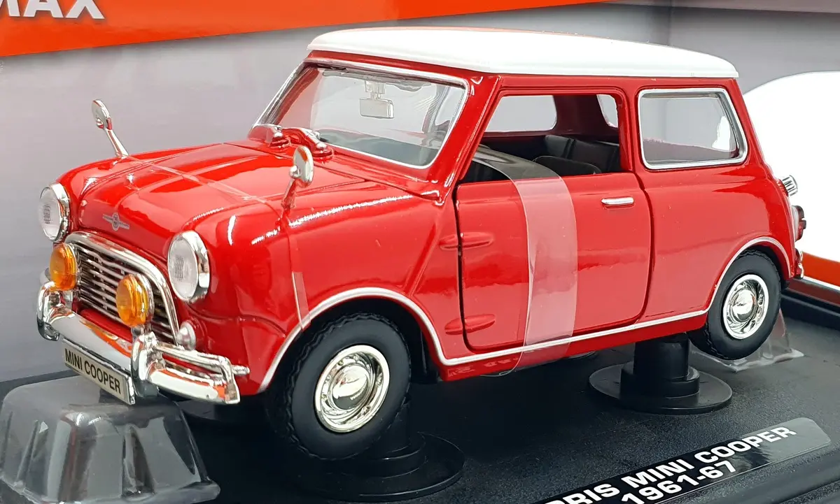 Motormax 1/18 Scale Diecast 73113 - 1961-67 Morris Mini Cooper - Red/White 1