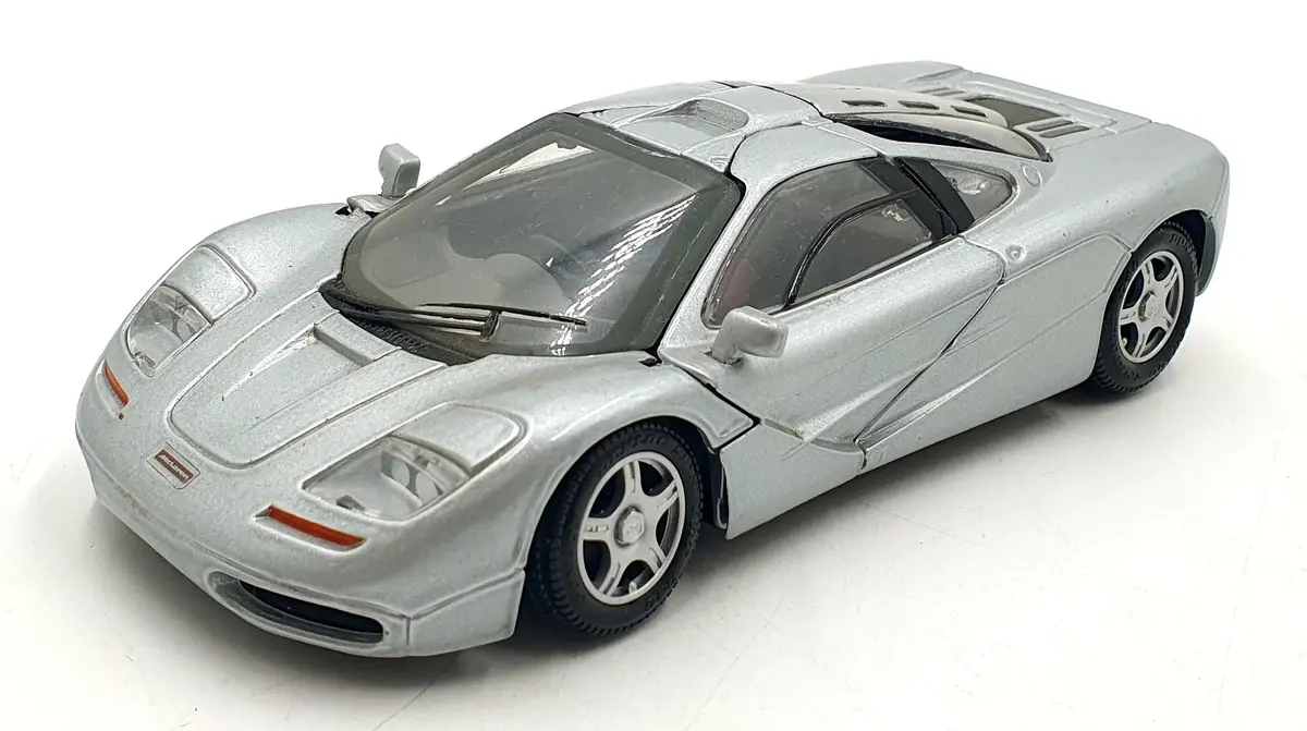 Maisto 1/24 Scale 2969 - 1993 Mclaren F1 Roadcar Shell - Silver 1