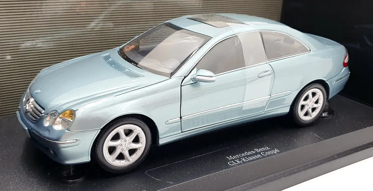 Kyosho 1/18 Scale B6 696 2192 - Mercedes Benz Clk Klasse Coupe - Light Blue 1