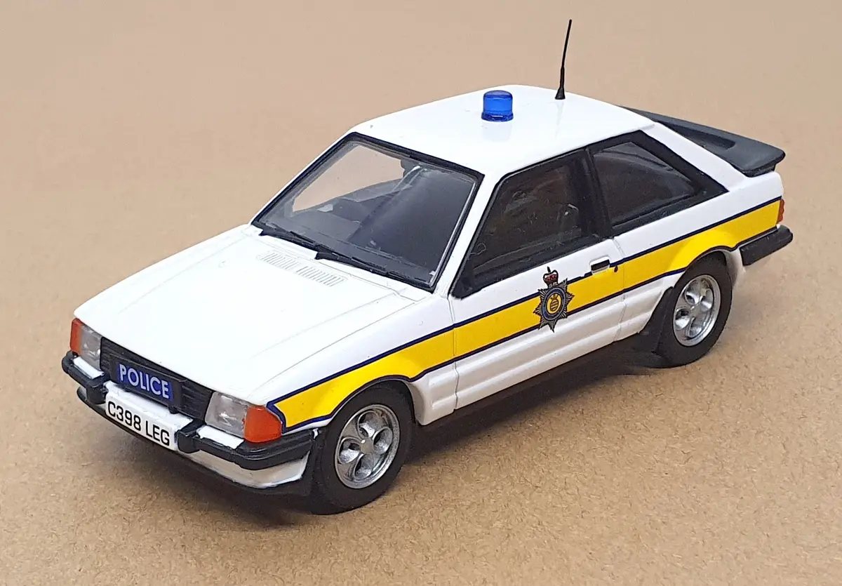 Vanguards 1/43 Scale Va11002 - Ford Escort Xr3i Cambridgeshire Police 1