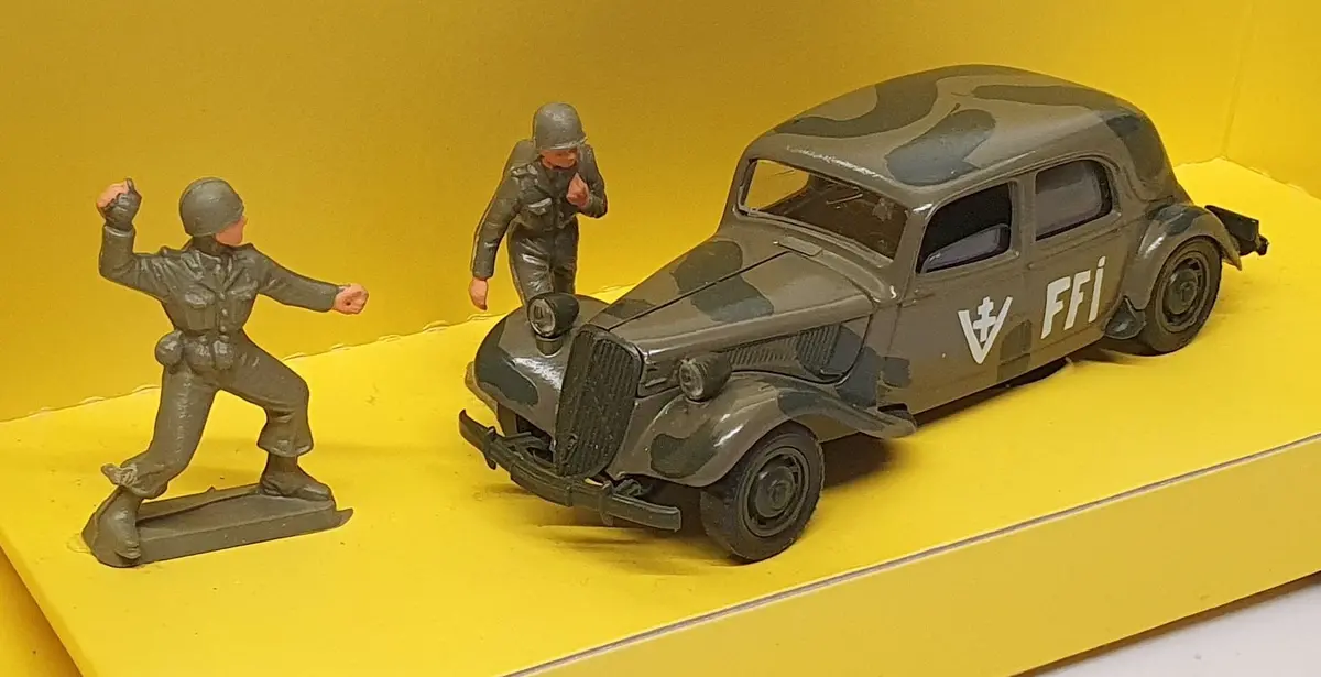 Solido 1/43 Scale 6035 - Citroen 15Cv Ffi Military Car + Figures - Camouflage 1