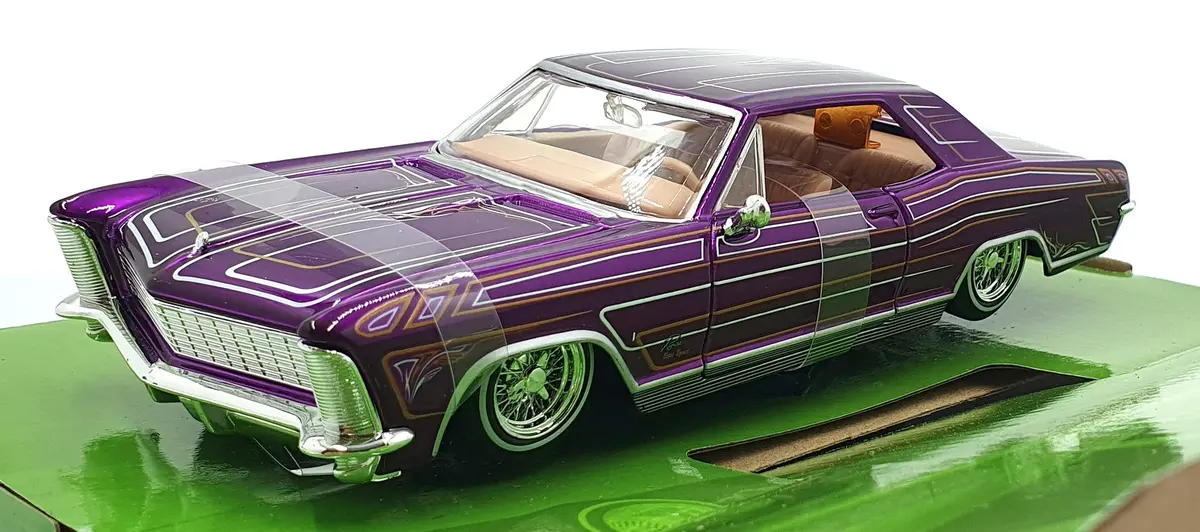 Maisto 1/26 Scale Diecast 32551 - 1965 Buick Riviera - Met. Purple 1
