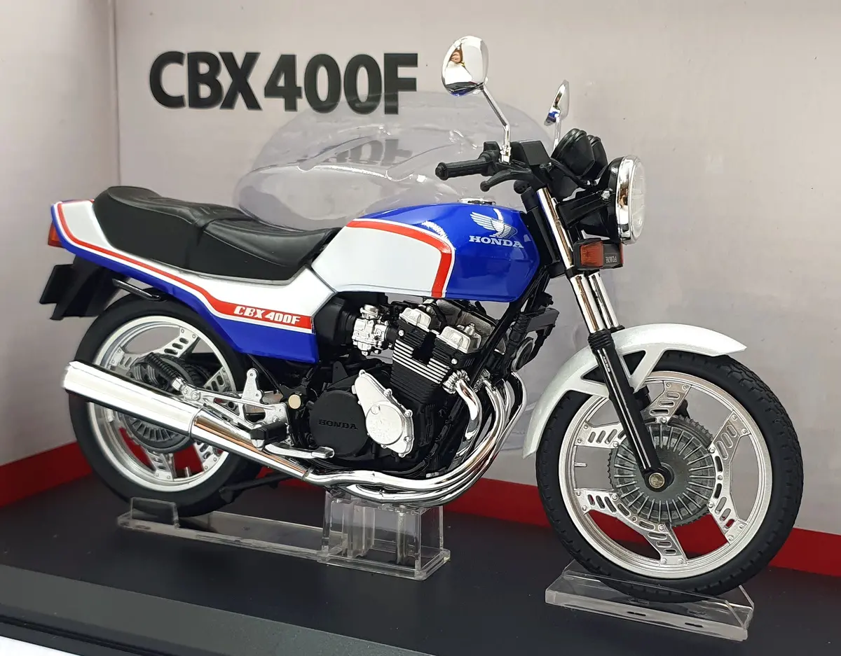 Aoshima 1/12 Scale 11159-4200 - Honda Cbx 400F Motorcycle - Blue 1