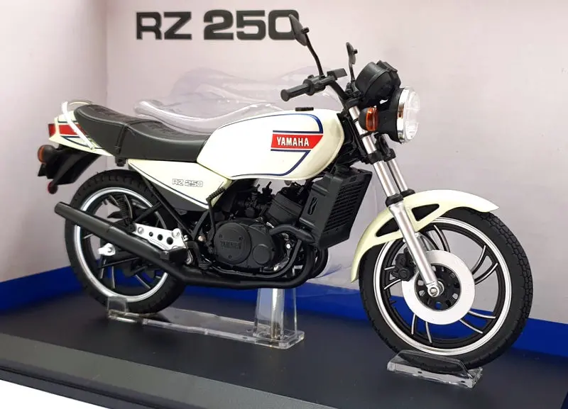 Aoshima 1/12 Scale 110416-3700 - Yamaha Rz 250 Motorcycle - Met. White 1
