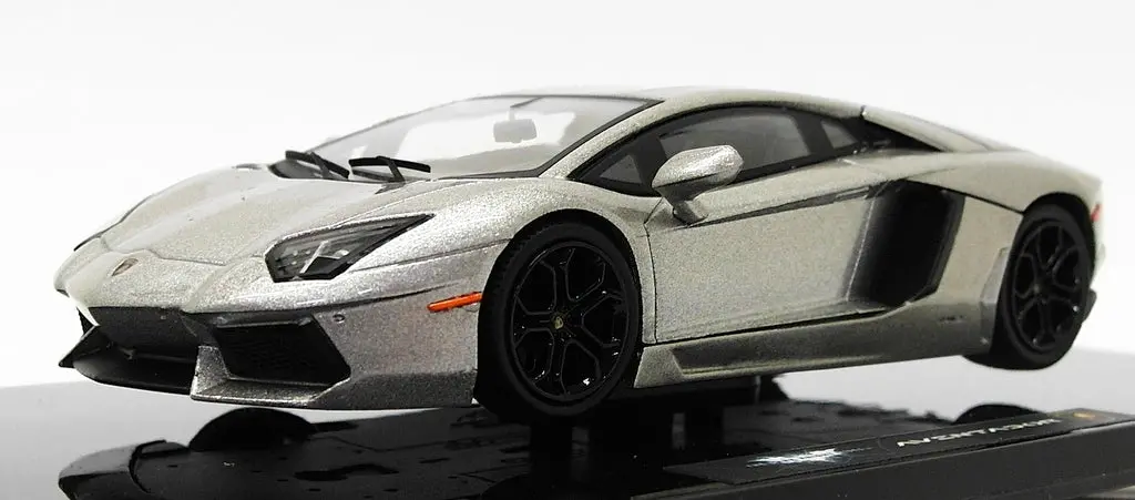 Hot Wheels 1/43 Scale Bck06 - Lamborghini Aventador - Batman 1