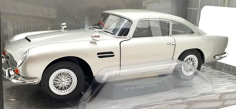 Solido 1/18 Scale Diecast S1807101 - Aston Martin Db5 1964 - Silver Birch 1