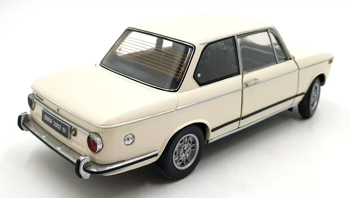 Kyosho 1/18 Scale Diecast 08541W - Bmw 2002 Tii - White 2