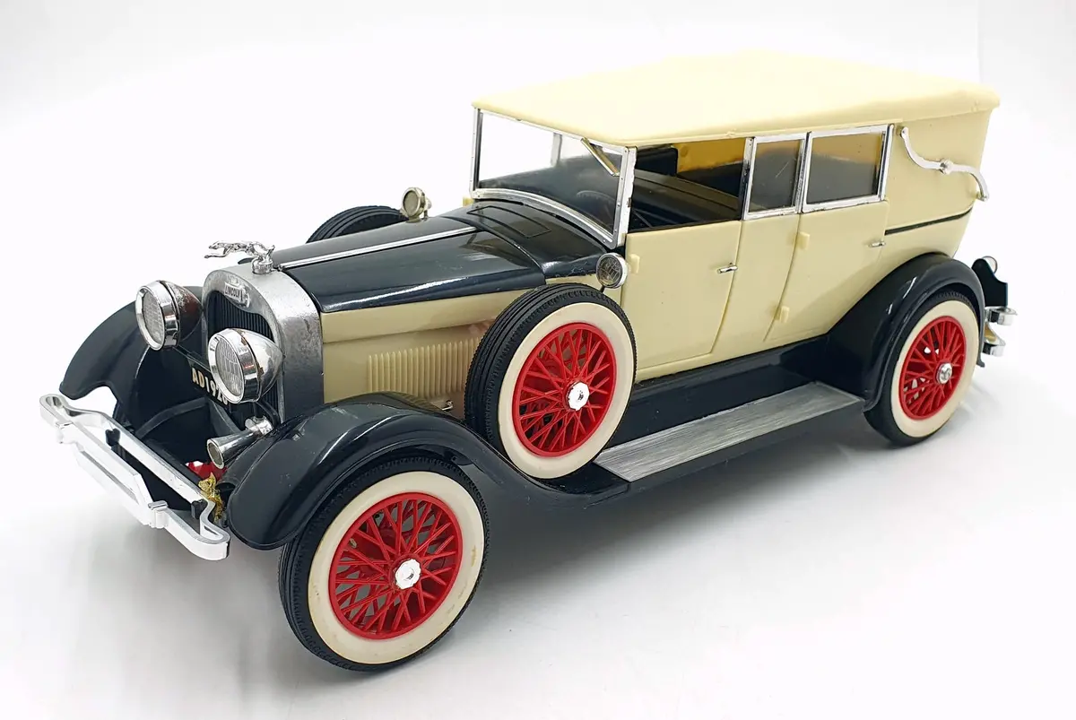 Entex 1/16 Scale Built Kit 11326A - 1928 Lincoln Dietrich - Cream/Black 1