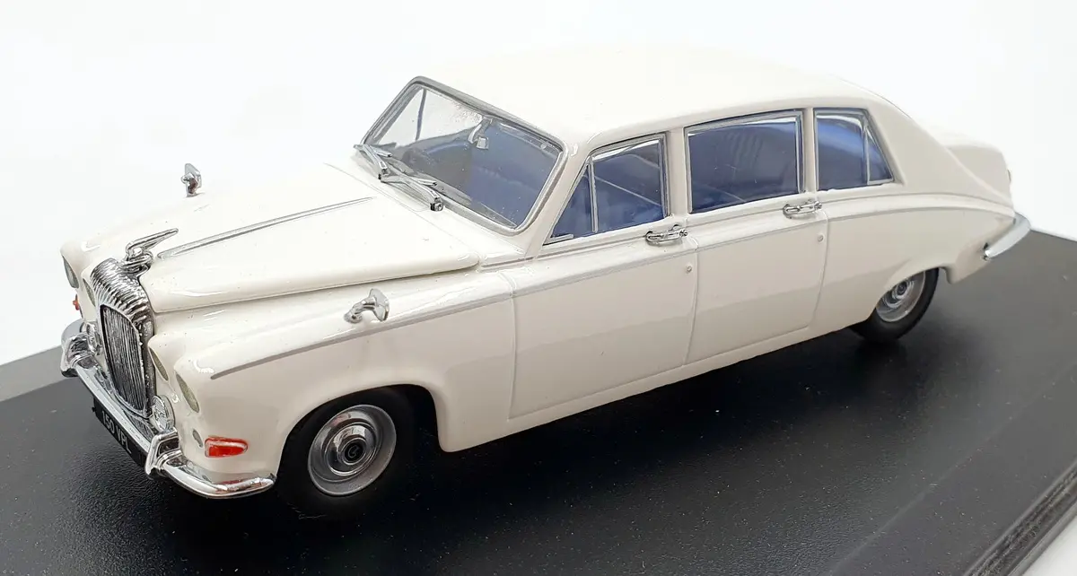 Oxford Diecast 1/43 Scale Ds001 - Daimler Ds420 - Old English White 1