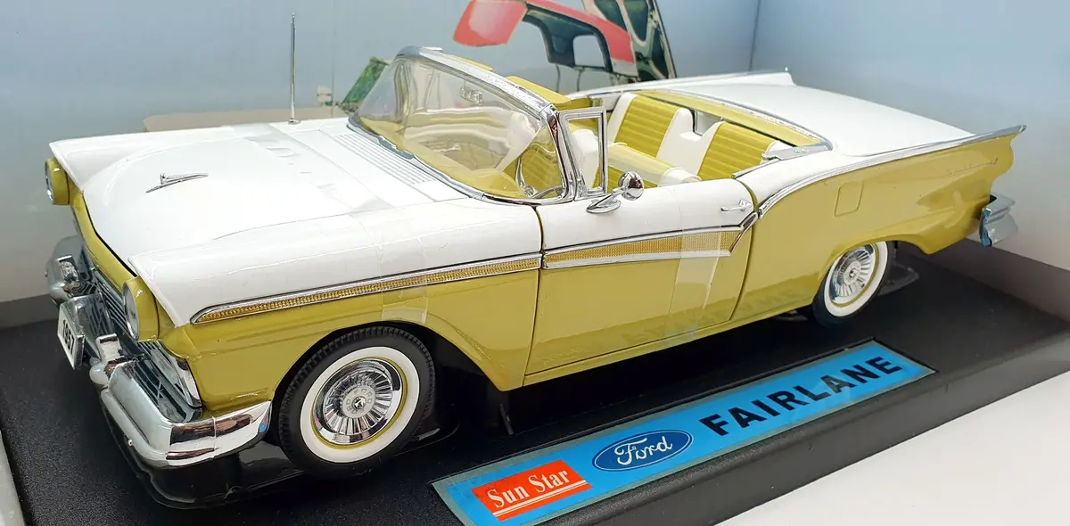 Sun Star 1/18 Scale Diecast 1330 - '57 Ford Fairlane Skyliner - Green/White 1