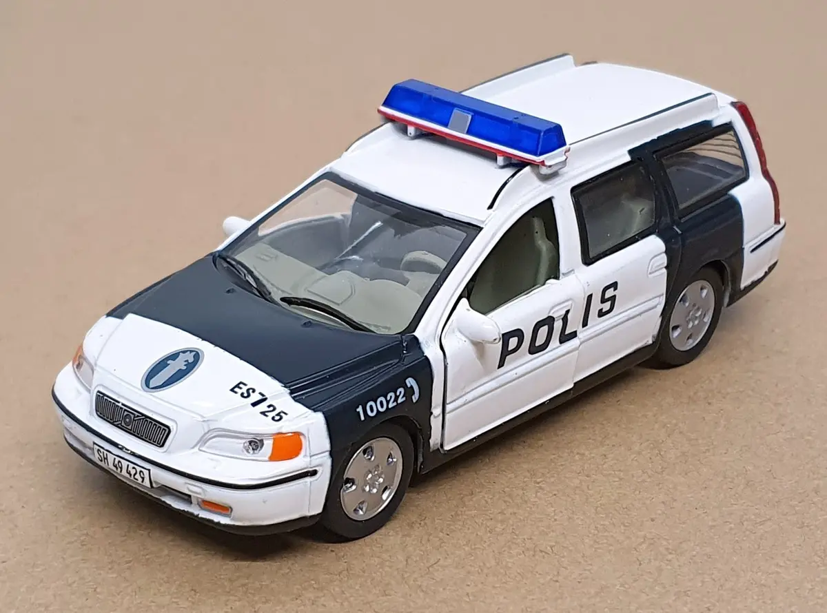 Amercom 1/43 Scale Am622 - Volvo V70 Finland Police Car - White/Black 1