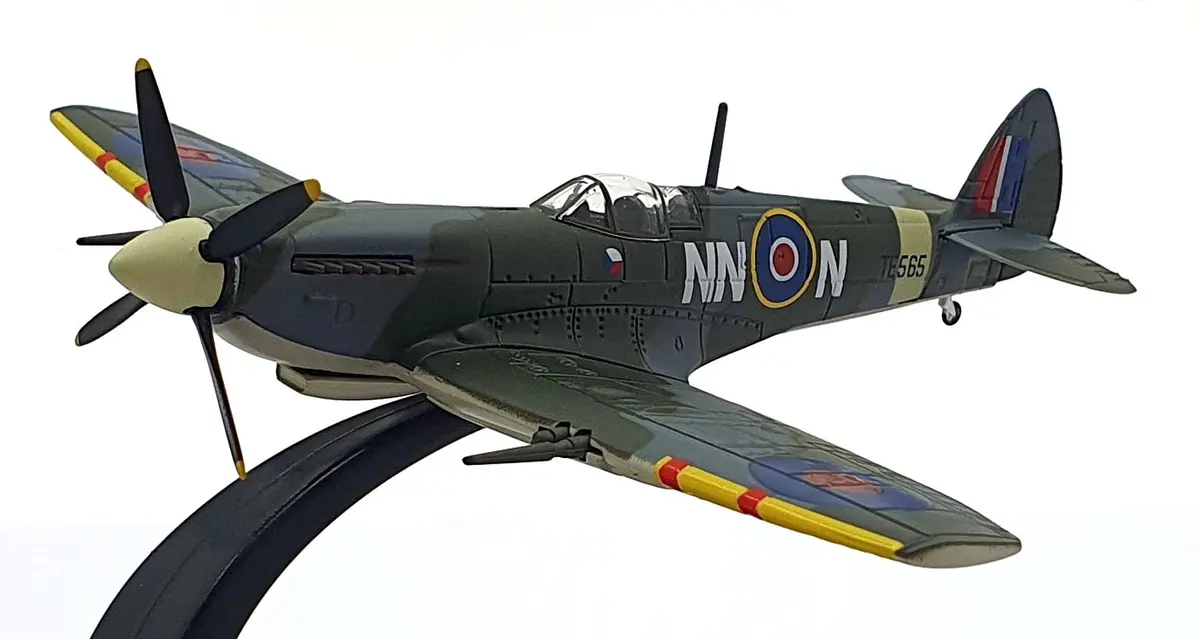 Oxford Diecast 1/72 Scale Ac123 1945 Spitfire Ixe Raf #310 (Czech) Sqn. Man 1