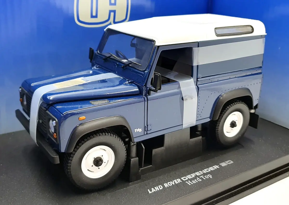 Universal Hobbies 1/18 Scale 3841 - Land Rover Defender 90 Hard Top - Blue 1