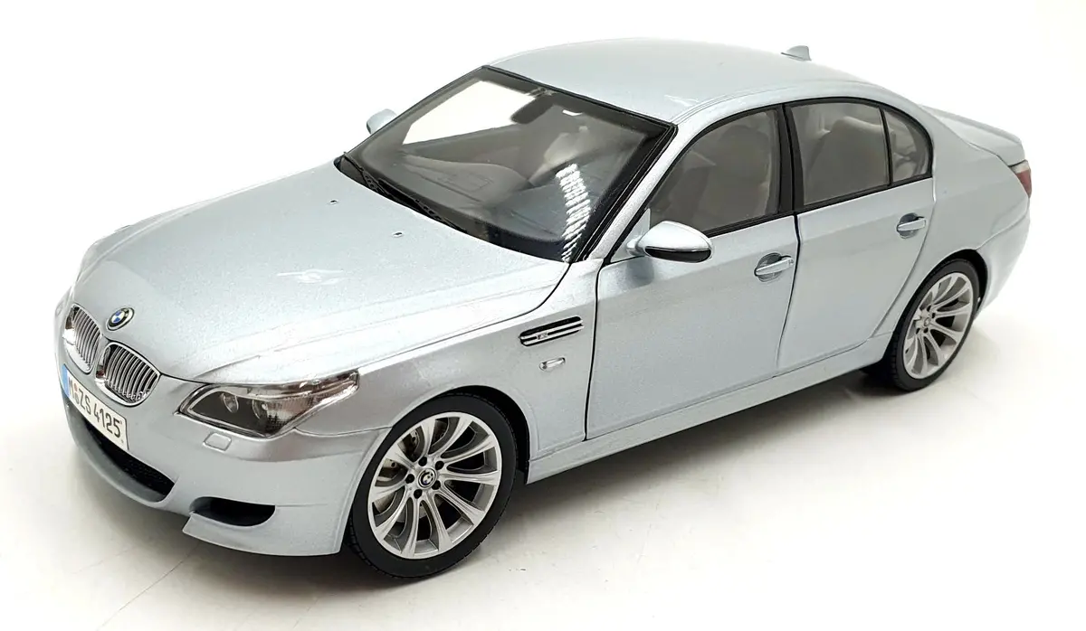 Kyosho 1/18 Scale Diecast 80 43 0 391 747 - Bmw M5 - Silver 1