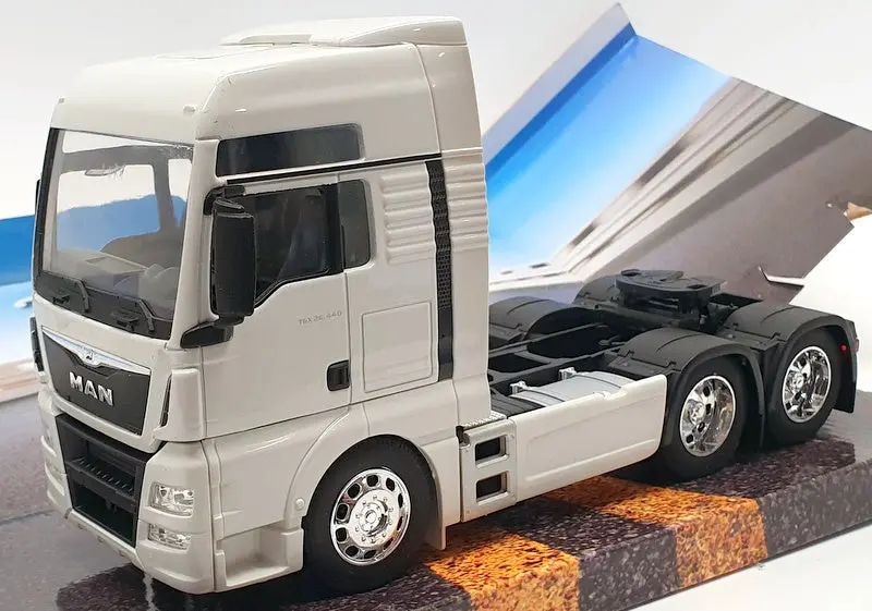 Welly 1/32 Scale Model Truck 32650L - Man Tgx - White 1